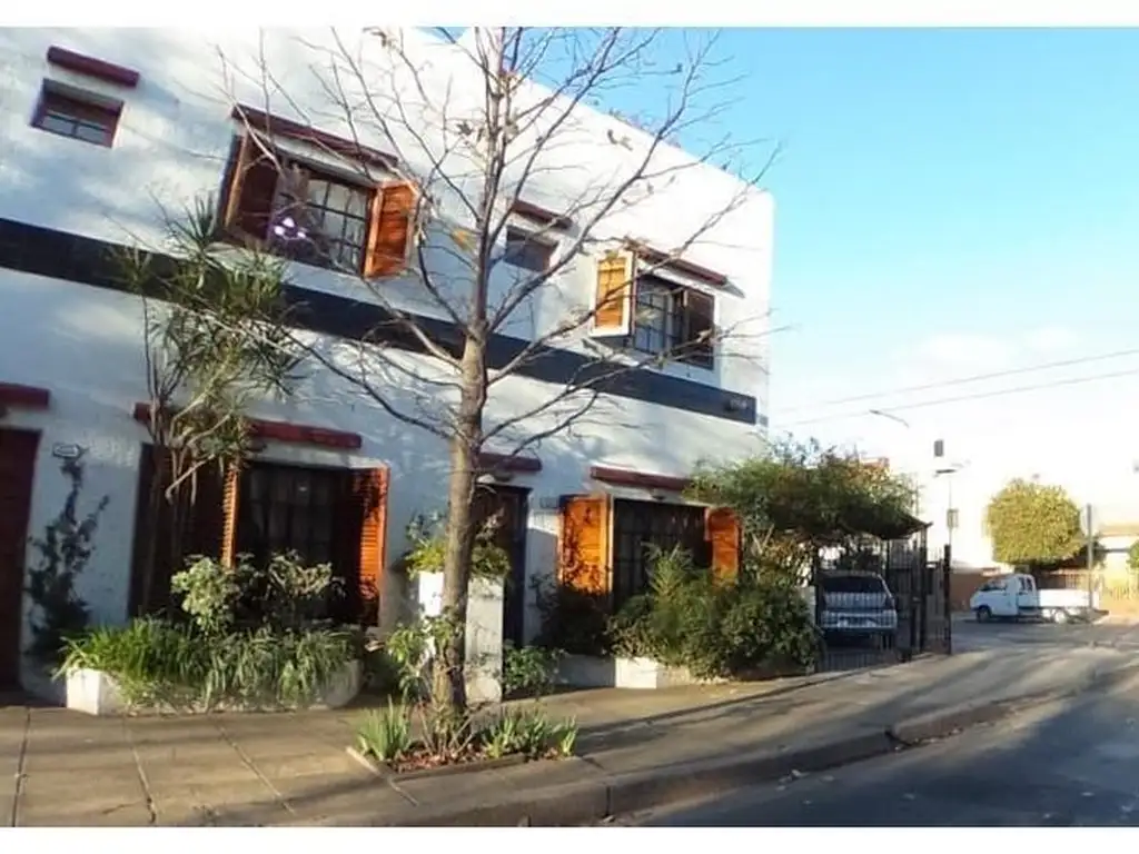 OPORTUNIDAD! DUPLEX DEVOTO DE 3 PLANTAS,3 A 4 AMB.C/TERRAZA, PARRILLA,PATIO,COCHERA,APTO CRED