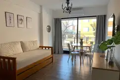 Hermoso departamento de dos ambientes al frente con balcón.