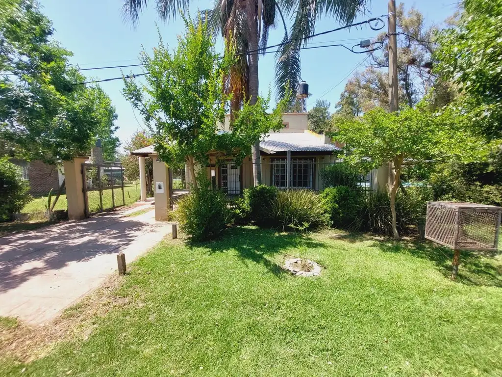 Casa Los Pinos, 3 dormitorios, 450 m2, pileta, quincho.