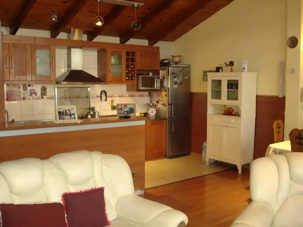 VENTA DE CASA CON CUATRO DPTOS-RENTA EN BARILOCHE