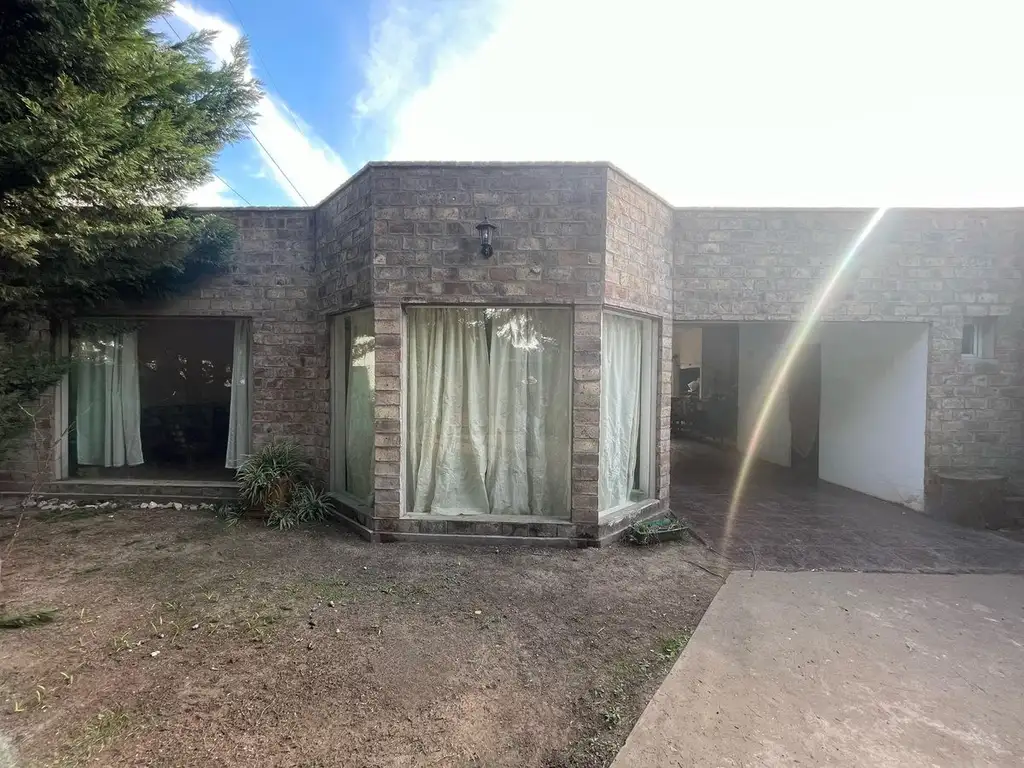 CASA EN VENTA 3 DORMITORIOS CON PARQUE EN ZAVALLA