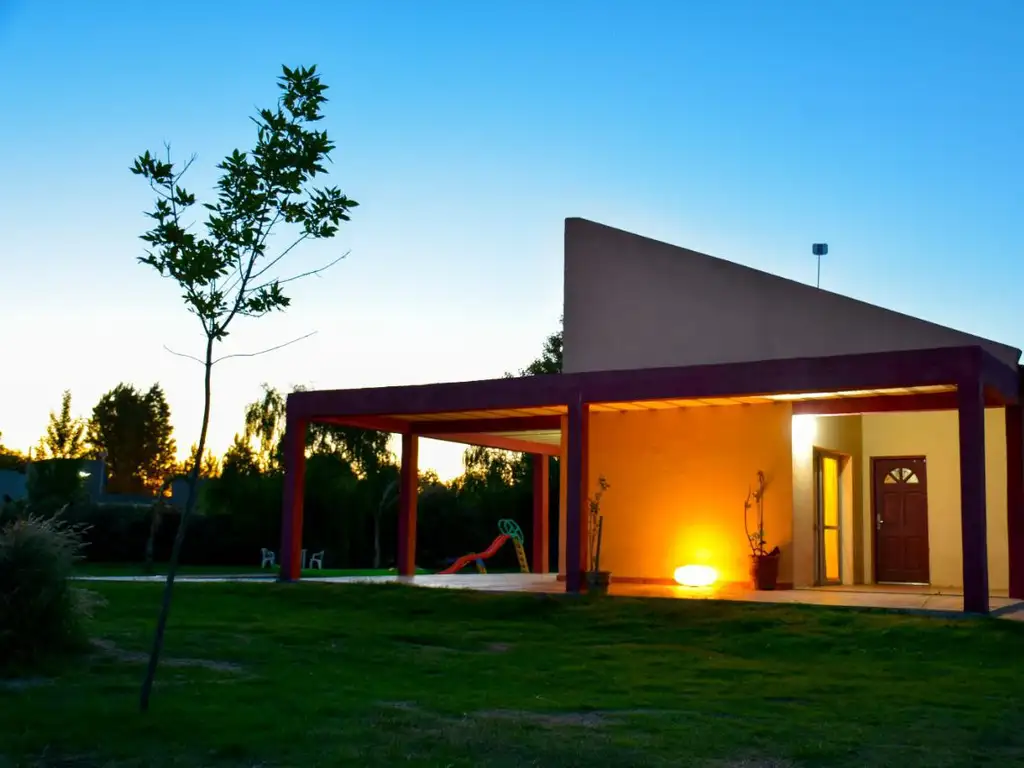 Casa en venta - 4 Dormitorios 2 Baños - Cocheras - 2500Mts2 - Olavarría