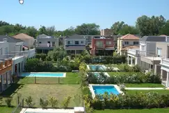 Áreas comunes piscina, gimnasio en Habitat Residencias en Carlos Calvo 590 en Pilar, Buenos Aires
