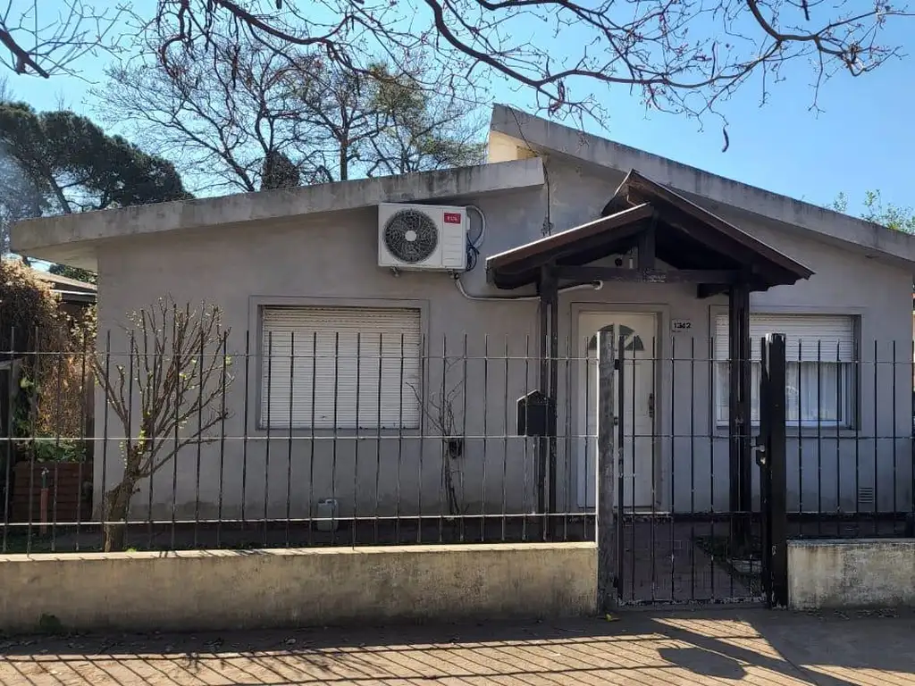 Casa en  Funes, dos dormitorios, todos los servicios