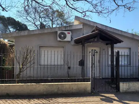 Casa en  Funes, dos dormitorios, todos los servicios