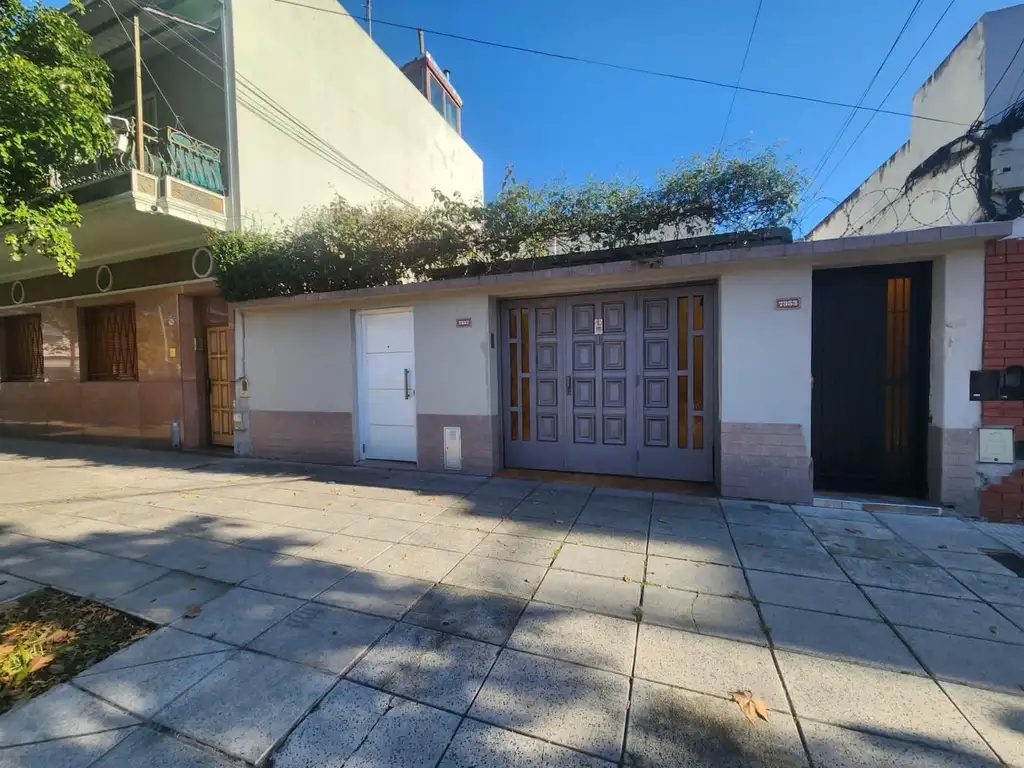 Casa en venta - 3 Dormitorios 1 Baño - 225Mts2 - Liniers