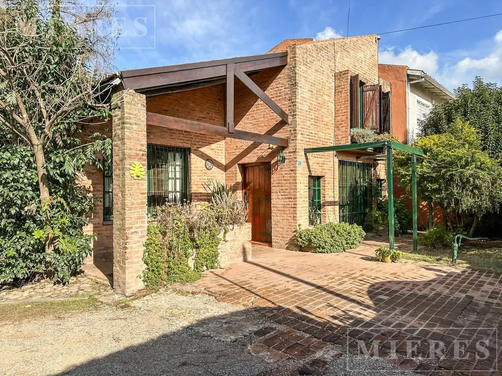 Excelente casa de dos plantas con jardín en Pacheco Sur