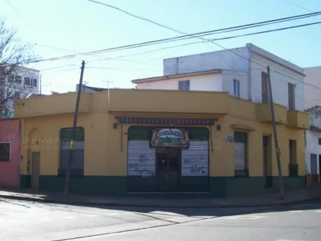 Local con vivienda en esquina con lote propio