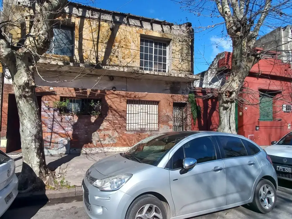 Departamento tipo casa en venta en Avellaneda Centro