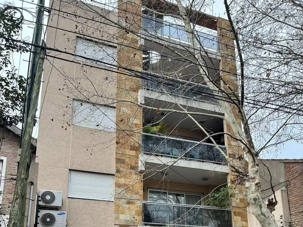 Departamento 2 ambientes con cochera techada y baulera en venta - Quilmes Oeste