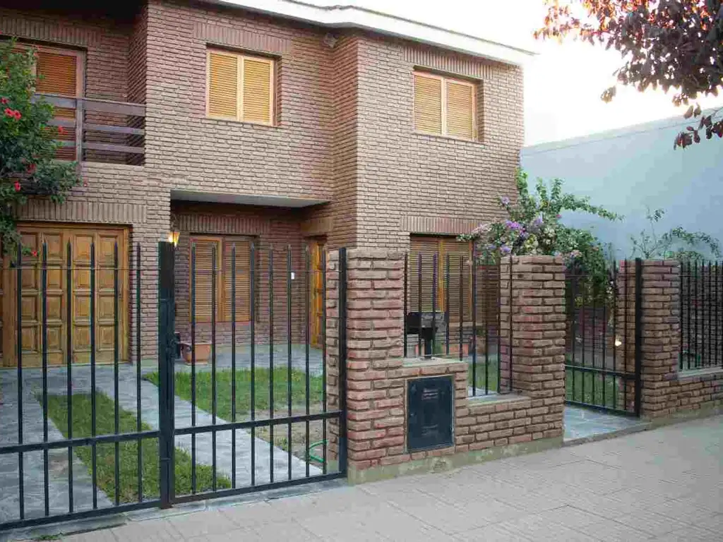 Venta  Casa Juan XXIII 568 Barrio Fitte