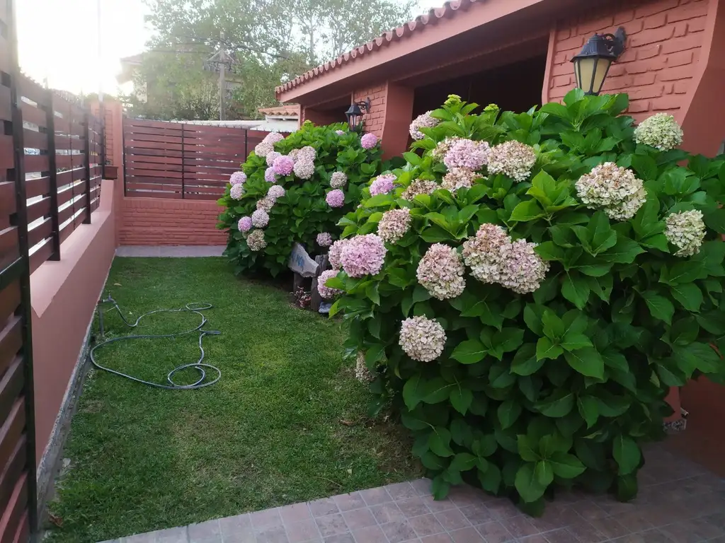 Venta Casa 3 Amb con quincho, en excelente zona de Mar Del Tuyu. calle 74 e/ 1 y costanera.-