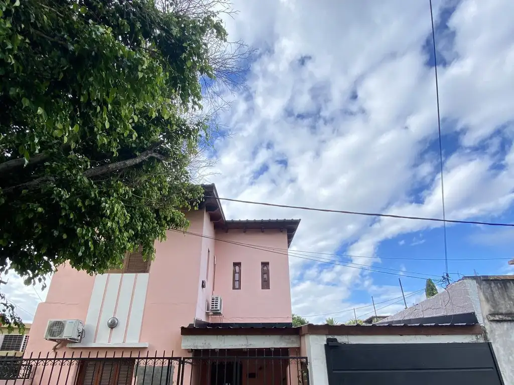 VENTA CASA 4 DORMITORIOS EN ZONA SUR CON PATIO Y TERRAZA.