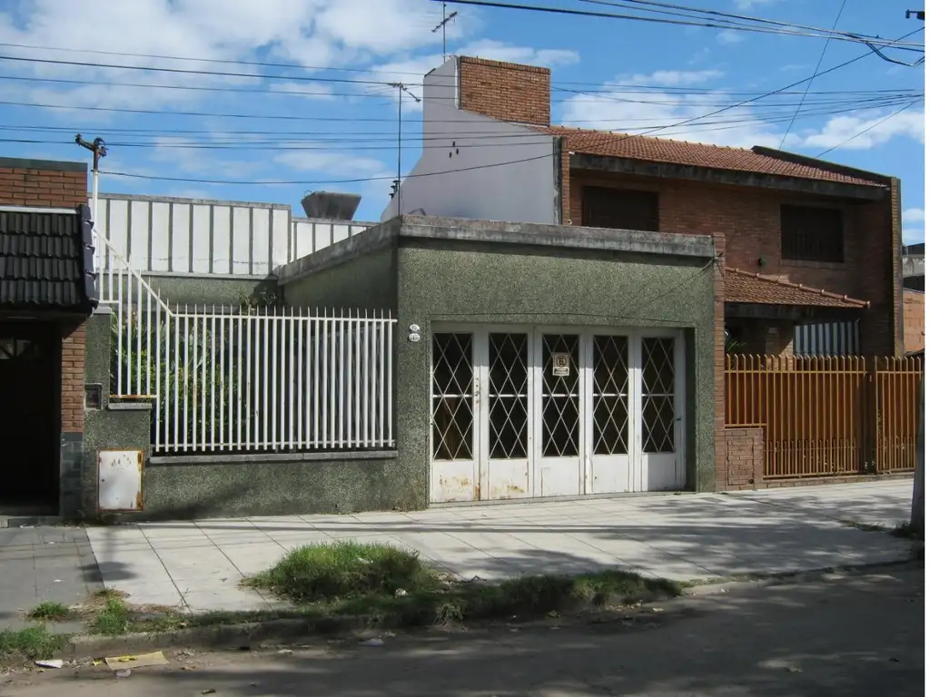 CASA AMERICANA SOLIDA CONSTRUCCION SOBRE AMPLIO LOTE CON GAR