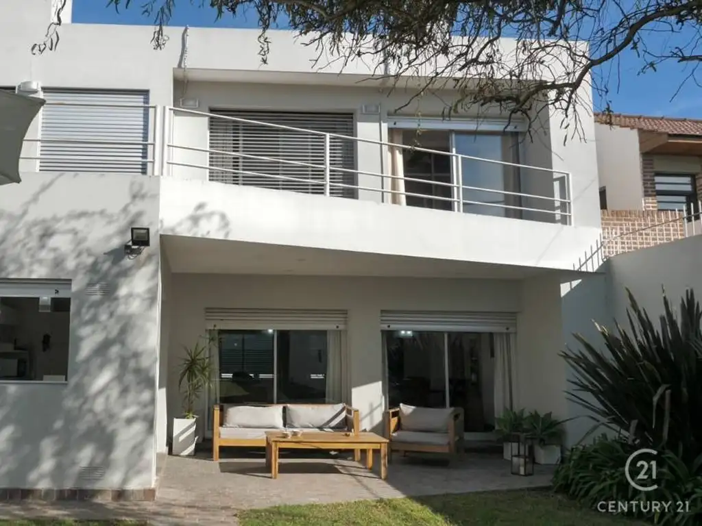 Casa en venta de 3 dormitorios más estudio, parque y pileta.