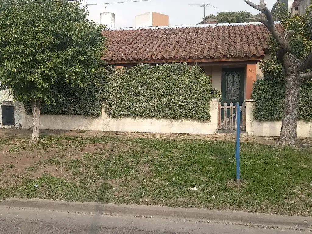 Venta. Casa muy bien ubicada, Castelar sur.