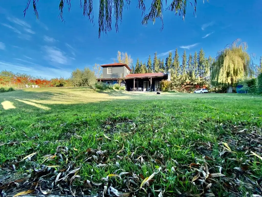 Venta de casa estilo campestre en barrio semipriv.