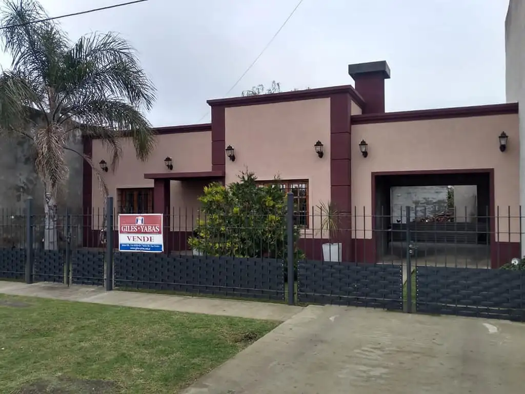 Casa de dos habitaciones en excelente estado. Muy buena ubicación! Retasada