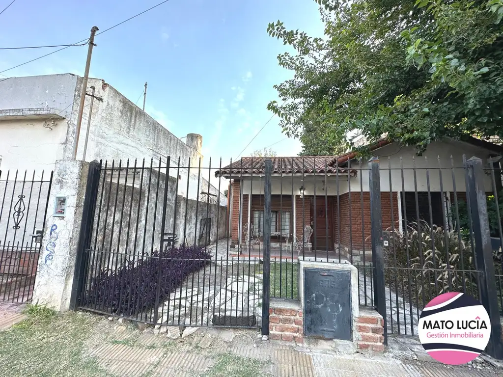 CASA SOBRE LOTE PROPIO 8,66 X 27 - ESTRATEGICA UBICACIÓN