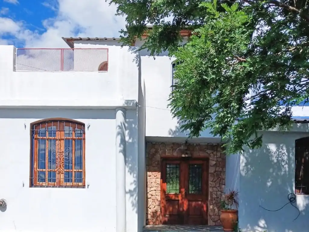 GRAN CHALET DE MAS DE 6 AMBIENTES EN CAPILLA DEL MONTE CON VISTA A CERROS