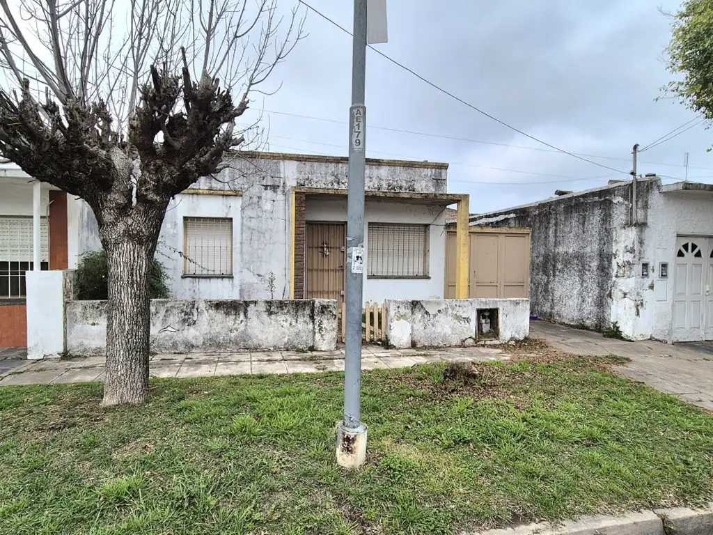 Venta Terreno con Casa a demoler o reciclar , apta credito