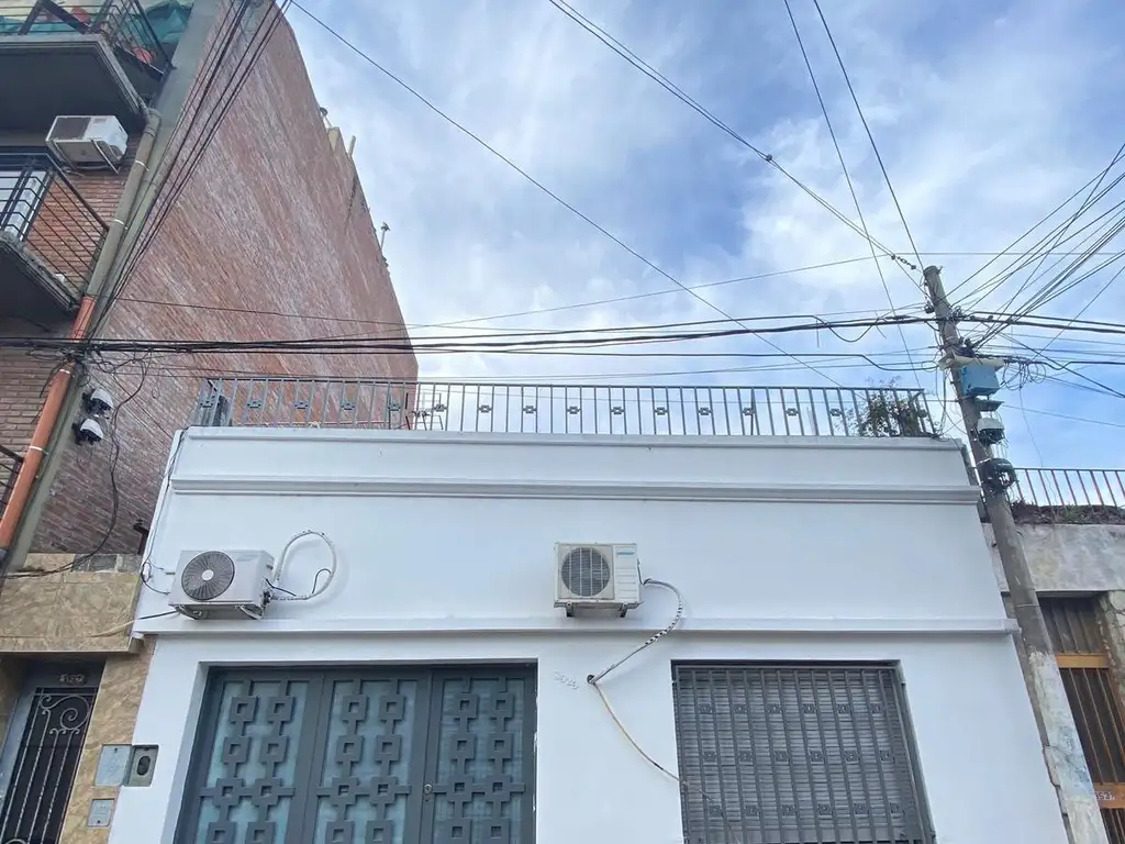 Venta Casa al Frente con Garage Dos Dormitorios Barrio Agote