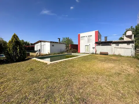 VENTA - Casa de 1 Dormitorio más Comodín, con Jardín y Pileta - Punta Chacra, Roldán.