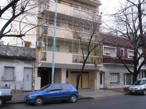 SEMI PISO 4 AMBIENTES CON DEPENDENCIA - AL FRENTE CON BALCON - COCHERA