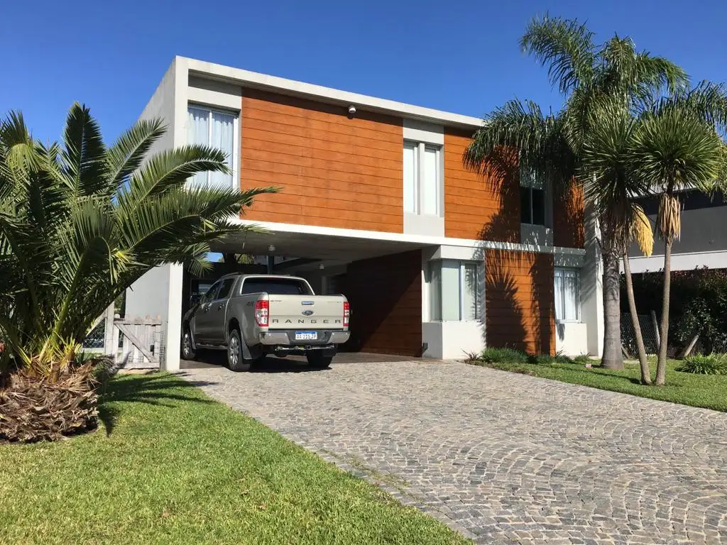 Casa premiada en revista casas año 2014 en Barrio Haras Santa Maria - Los Robles