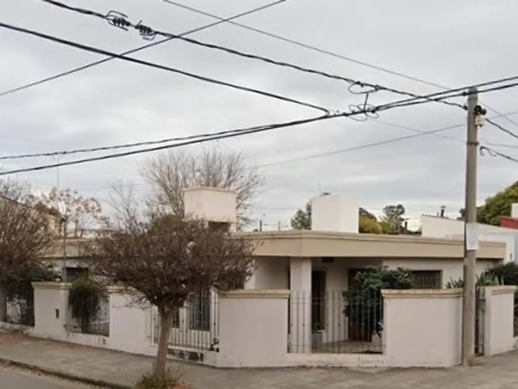 Venta Casa 4 dormitorios B° POETA LUGONES  APTA BANCOR