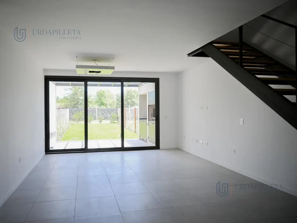 Townhouse en alquiler de 4 ambientes con galeria y jardin en Oliden Joven - Pilar