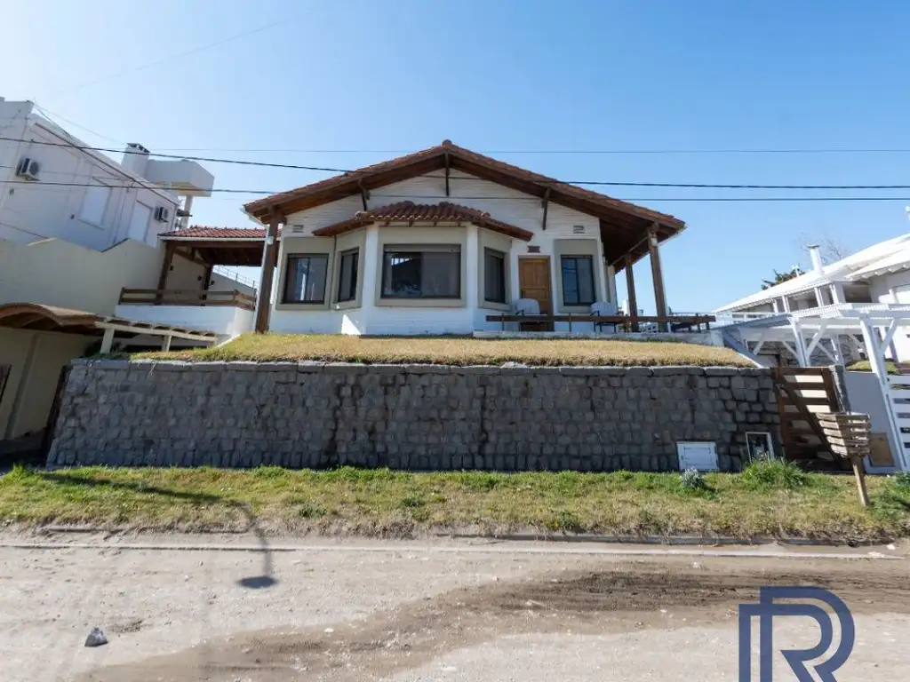 Casa en venta de 5 dormitorios c/ cochera en Monte Hermoso