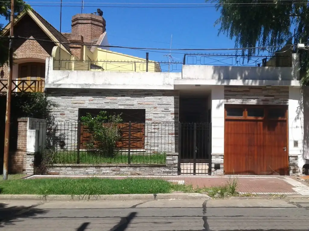 CASA CON DORMITORIOS, EN BERNAL OESTE.