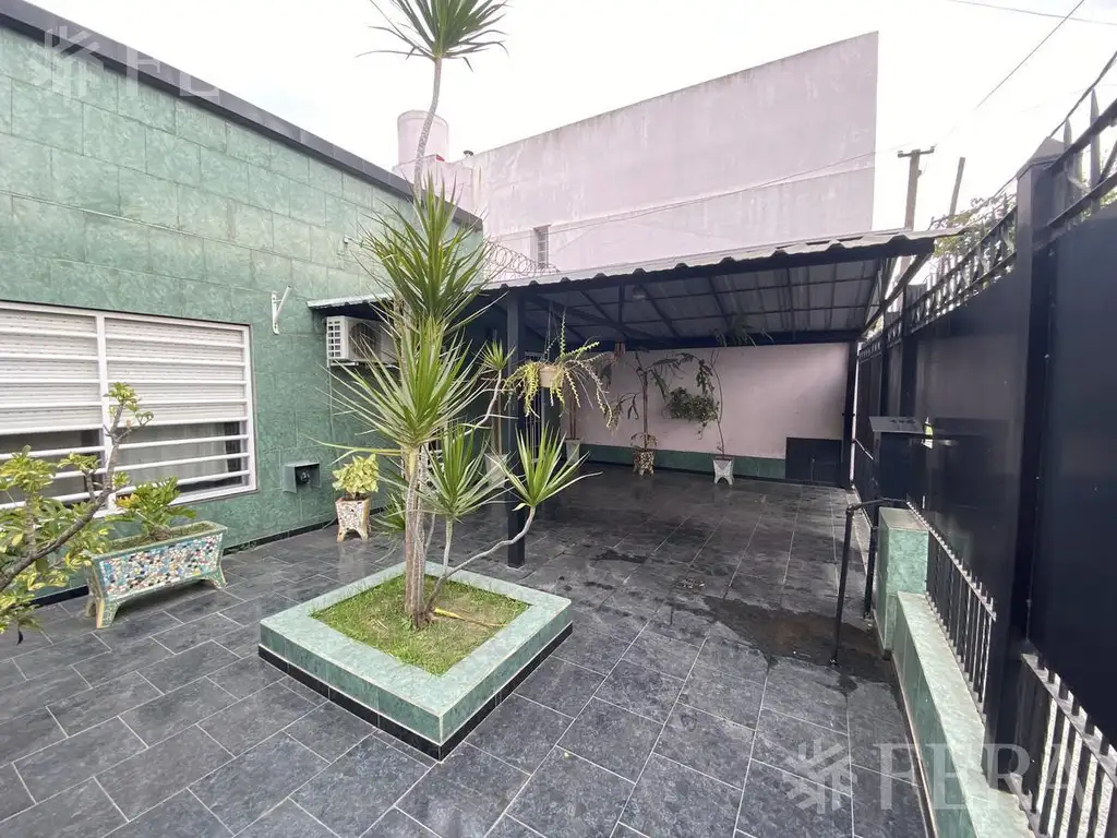 Venta casa 3 ambientes con cochera y patio en Bernal Oeste (30011)