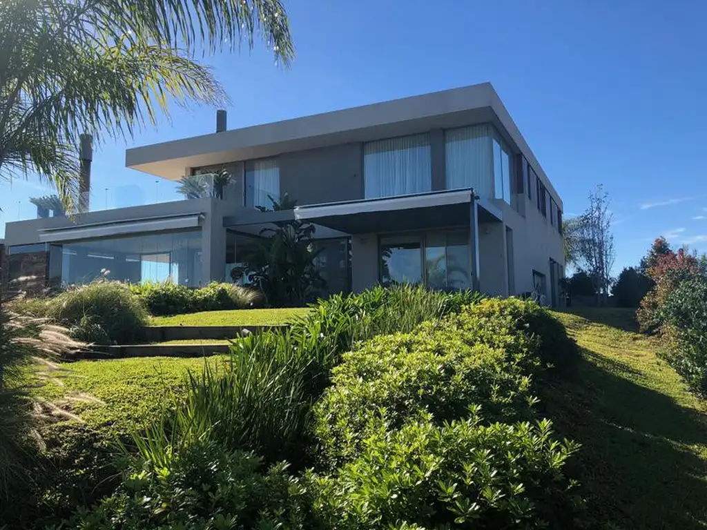 Excelente casa moderna en Albanueva, como nueva, gran calidad, pileta, amarra frente al rio