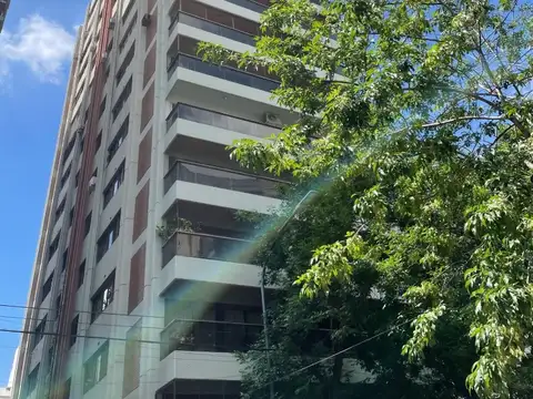 TORRE SEMIPISO DE CATEGORIA: EXCELENTE 3 DORMITORIOS CON DEPENDENCIA COCHERA Y BAULERA