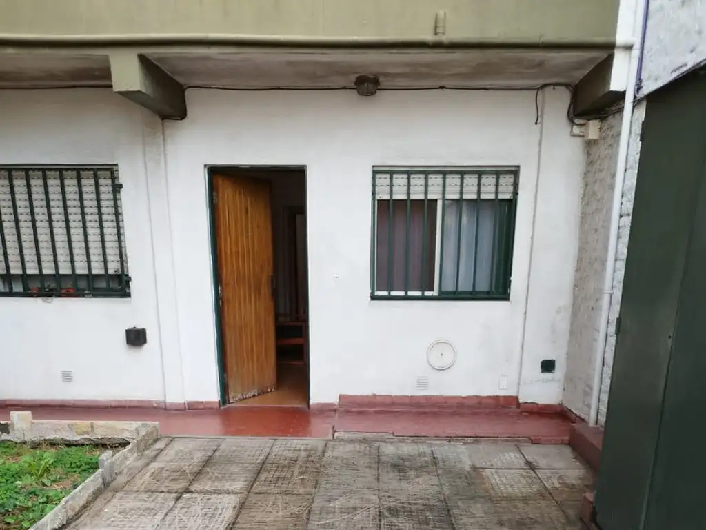 * DEPARTAMENTO  2 AMBIENTES Y MEDIO CON JARDIN * VILLA LUZURIAGA *