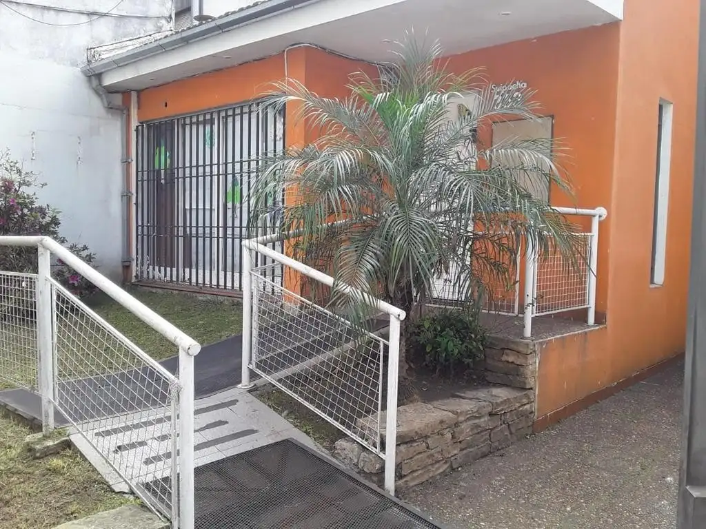 Excelente casa de cinco ambientes para uso profesional ubicada en Ramos Mejia Sur.