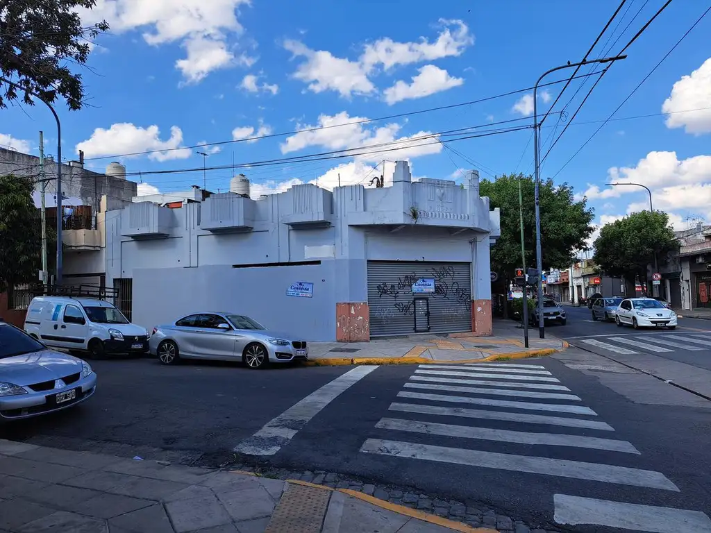 Local sobre Lote Propio en esquina con espacio aéreo - Flores