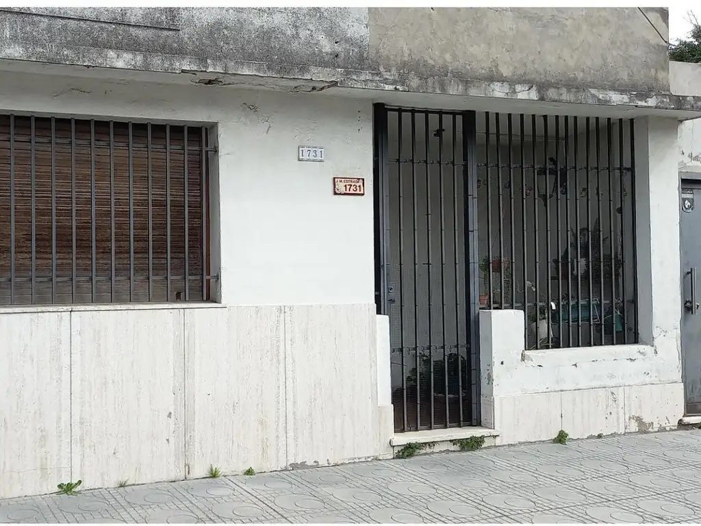 Venta de casa de 5 ambientes en lote con fondo libre y patio