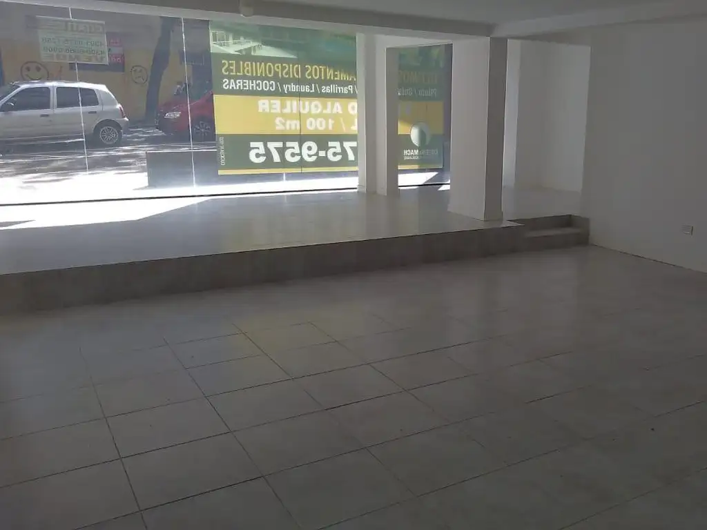VENTA DE LOCAL A ESTRENAR - IMPORTANTE VIDRIERA DE 3 CUERPOS