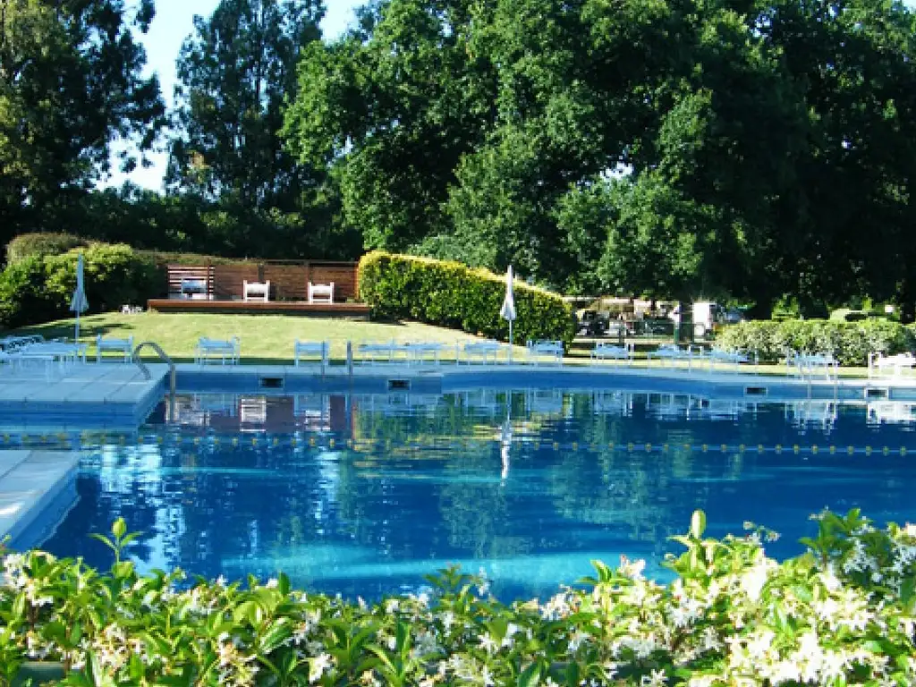 Áreas comunes sum, piscina, club-house en Abril Club de Campo