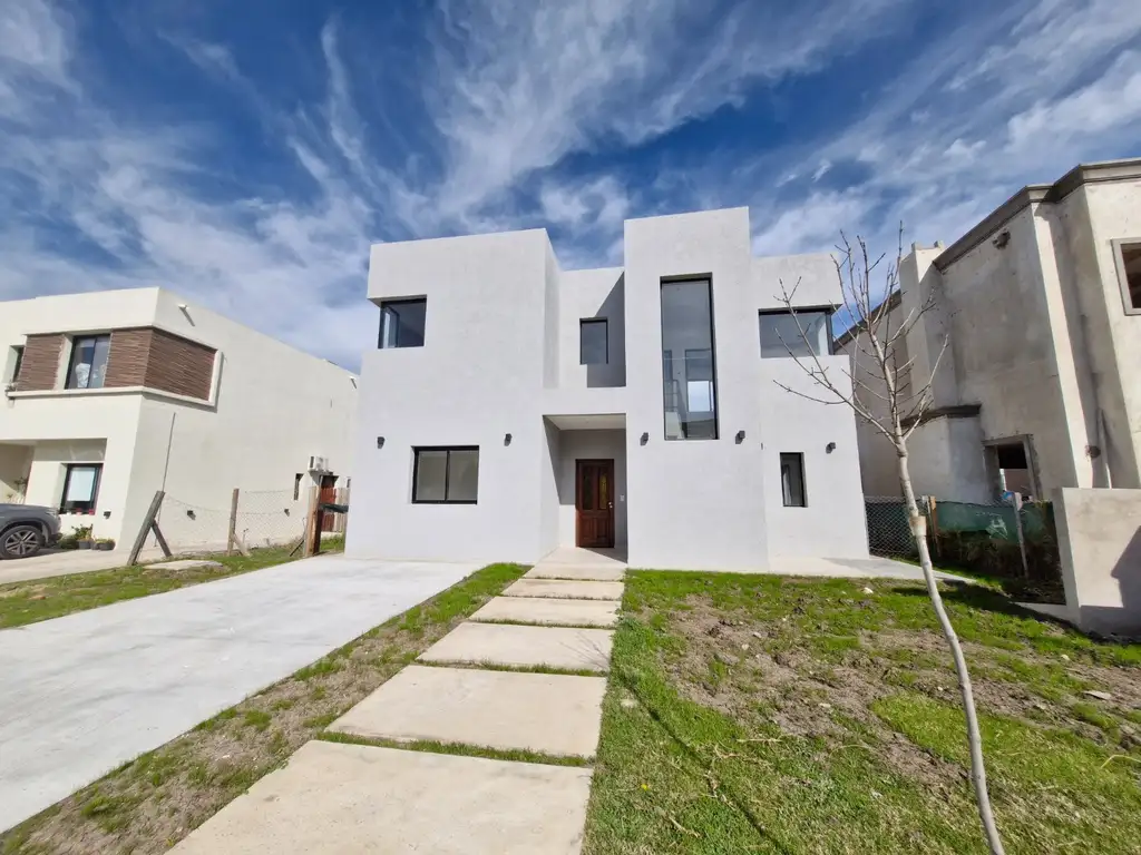 Casa en Venta Villa Marina 2 - Barrio Náutico con Amarra.