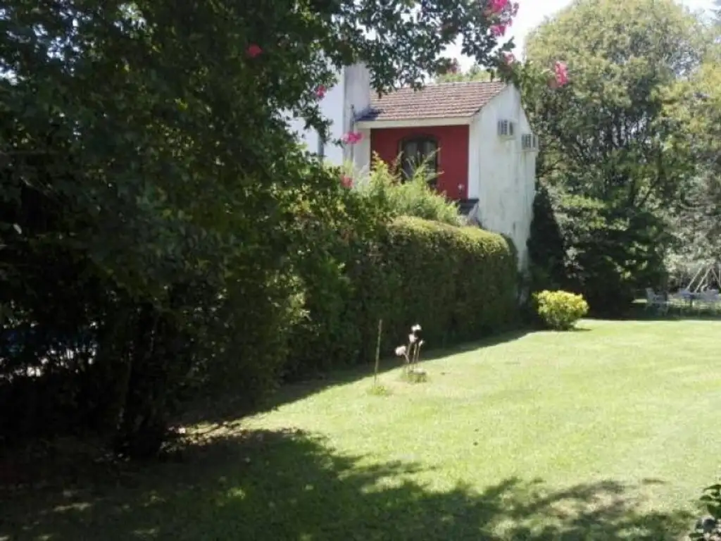 Casa Barrio Parque Robles del Monarca c pileta gran arboleda