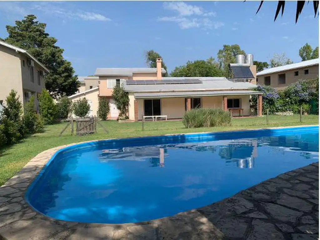 CASA dúplex  VENTA PILAR KM 50 DE 2 DORMITORIOS con jardin y parrilla seguridad pileta