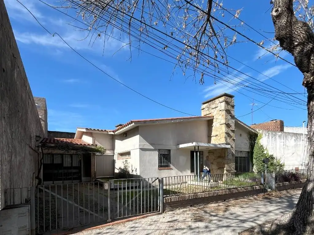 CASA EN ZONA SUR CON PATIO Y PILETA