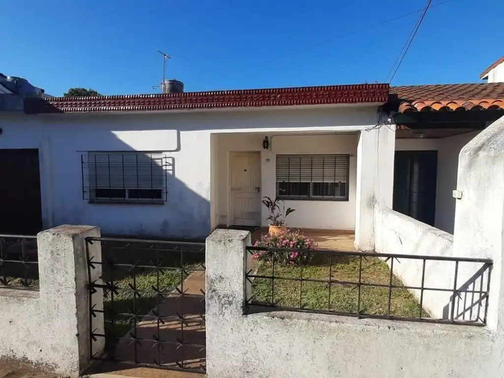 Casa  en Venta ubicado en Castelar, Morón, G.B.A. Zona Oeste - AMA0125_LP545194_7