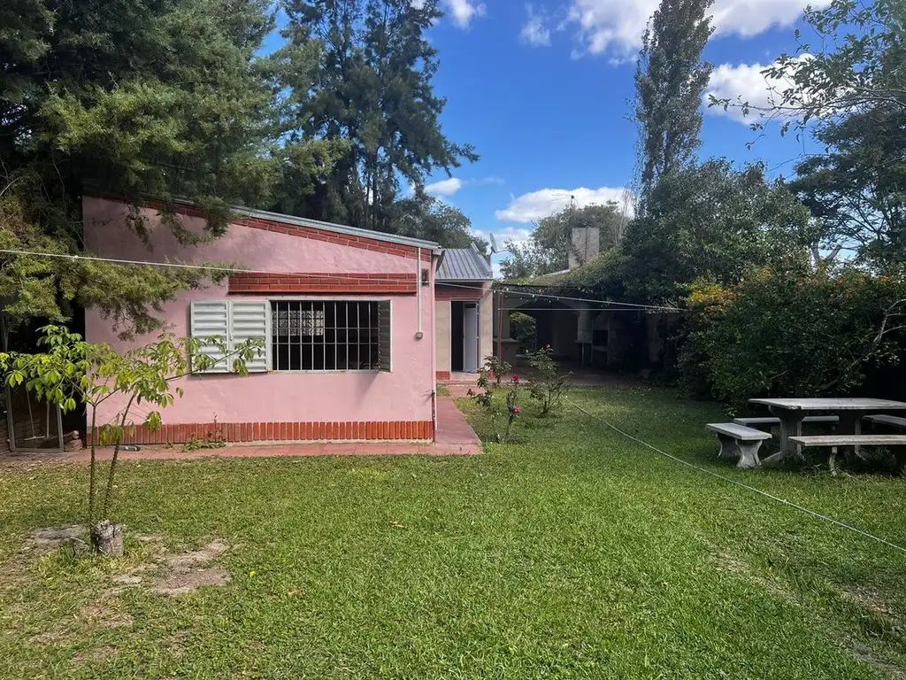 SE VENDE CASA CON AMPLIO LOTE EN LAS DELICIAS.