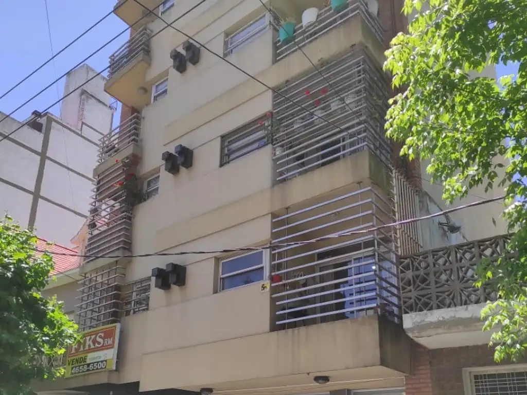 *HERMOSO DEPTO. 2 AMB. AL FRENTE CON BALCON  *35 M2 CUB.  *EN EXCELENTE UBICACION