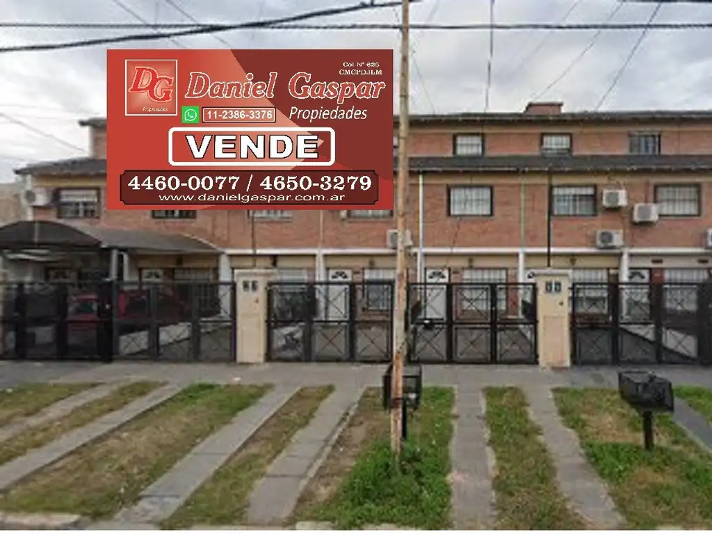 VENTA TRIPLEX 4 AMB. C/ENTRADA DE AUTO PRIVADA - INMEJORABLE OPORTUNIDAD